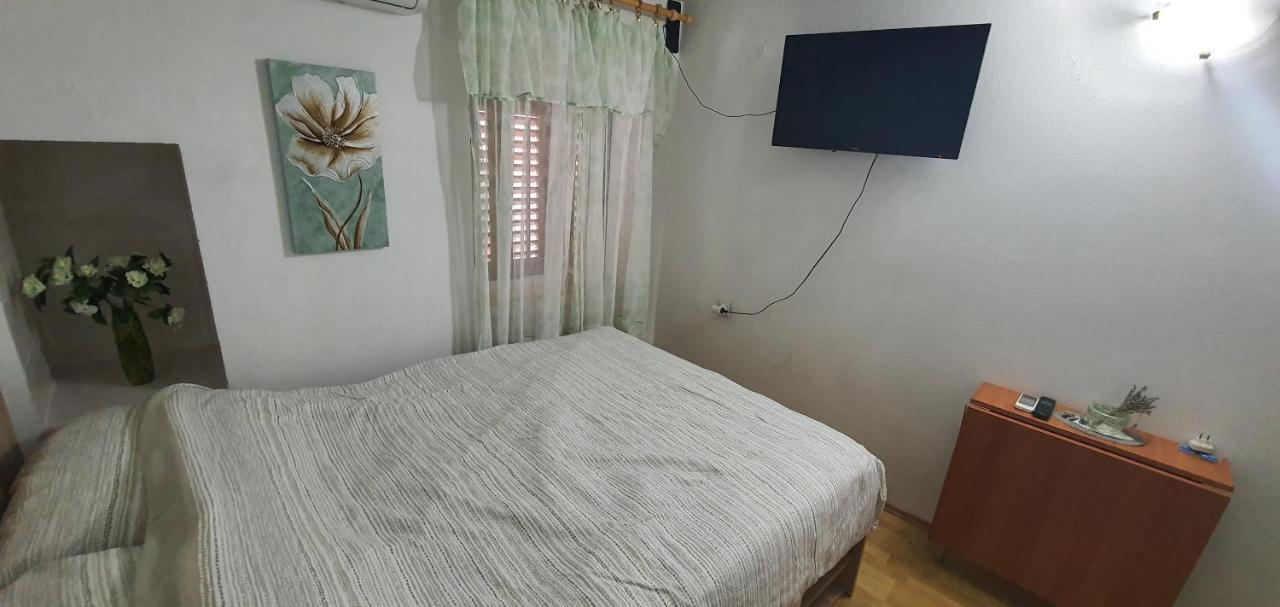 Apartment And Rooms Lucica Komiza Ngoại thất bức ảnh