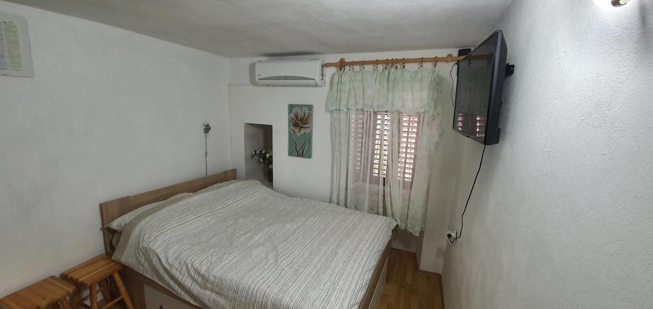 Apartment And Rooms Lucica Komiza Ngoại thất bức ảnh
