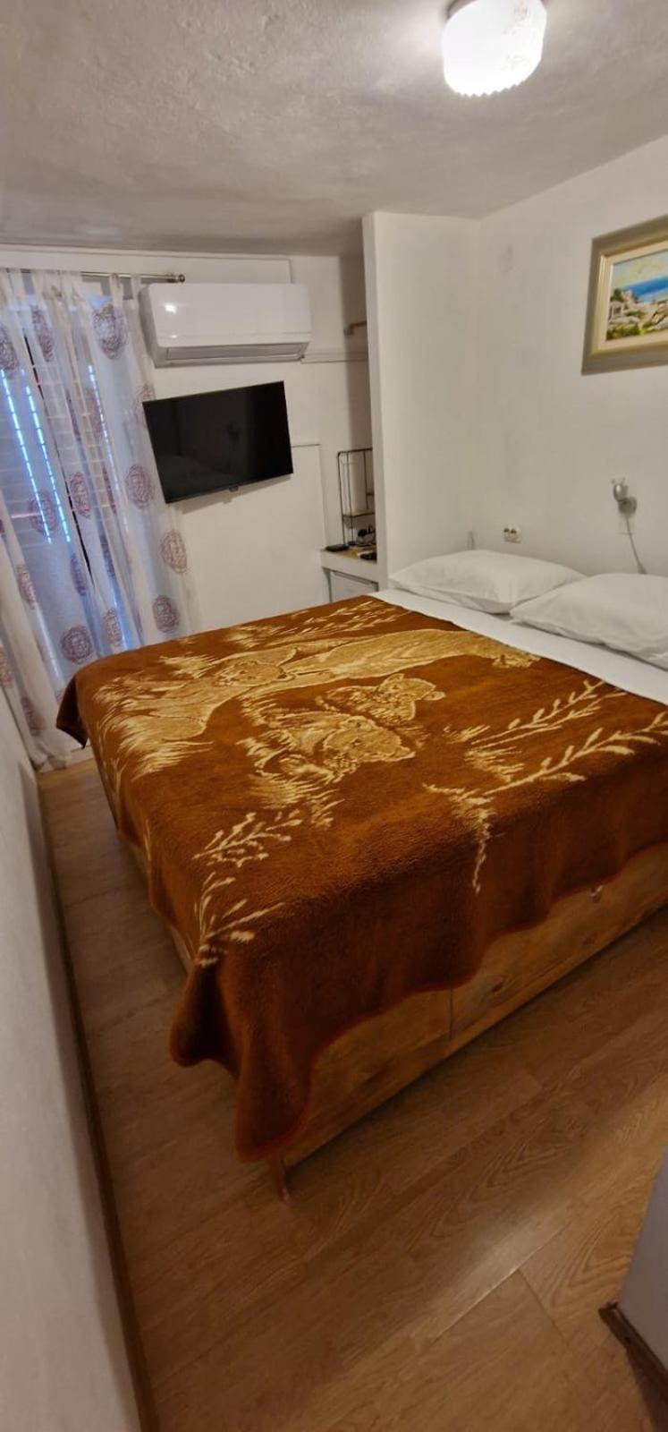 Apartment And Rooms Lucica Komiza Ngoại thất bức ảnh